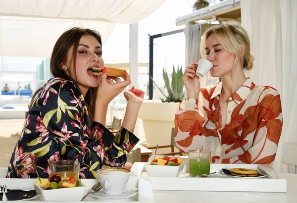 yaz tatilinde kahvaltı olan güzel kız