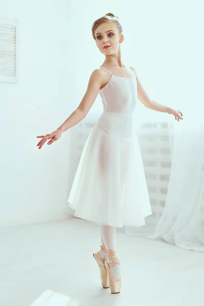 Prachtige Ballerina Poseren Dansen Een Witte Studio Vol Licht Foto — Stockfoto