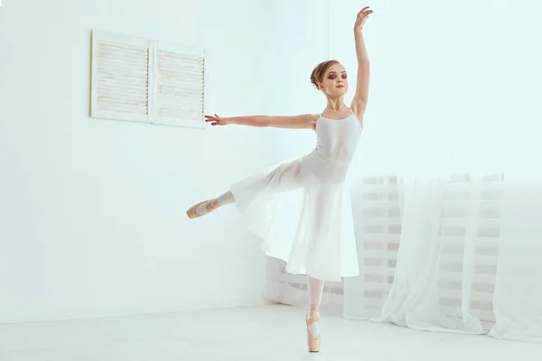 Krásná Dívka Zabývá Balet Tréninkové Haly — Stock fotografie