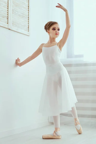 Das Schöne Mädchen Ist Der Trainingshalle Mit Ballett Beschäftigt — Stockfoto