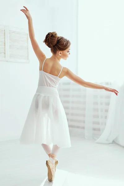 Hermosa Bailarina Posando Bailando Estudio Blanco Lleno Luz Foto Refleja —  Fotos de Stock