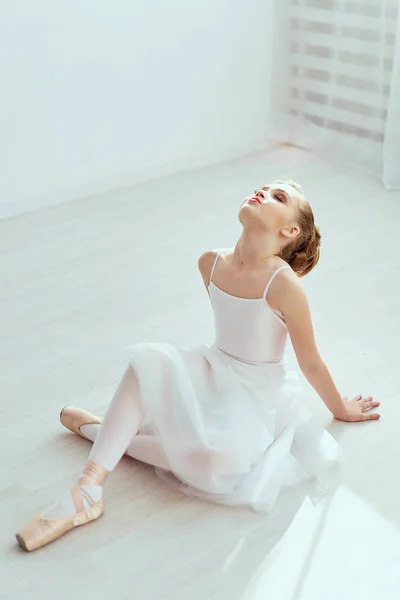 Krásná Dívka Zabývá Balet Tréninkové Haly — Stock fotografie