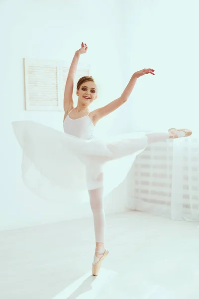 Hermosa Bailarina Posando Bailando Estudio Blanco Lleno Luz Foto Refleja —  Fotos de Stock