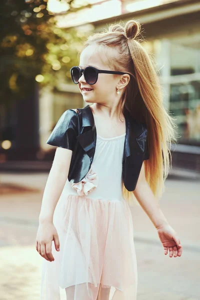 时尚小女孩的生活方式肖像 漂亮的孩子 穿着黑色夹克 粉红色的裙子 美丽的长发 — 图库照片