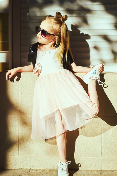 Retrato Estilo Vida Adolescente Menina Elegante Criança Bonita Vestindo Jaqueta — Fotografia de Stock