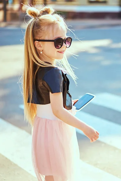 Kis Lány Gyermek Vesz Kép Self Portré Smartphone Város Felett — Stock Fotó