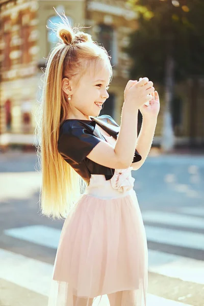 Niña Niña Tomando Foto Autorretrato Teléfono Inteligente Ciudad Sobre Fondo —  Fotos de Stock