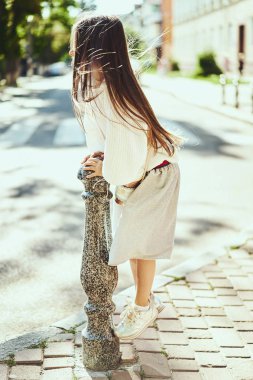 Uzun elbise, tayt ve modern spor ayakkabı ayakkabı giyen genç kız moda portre