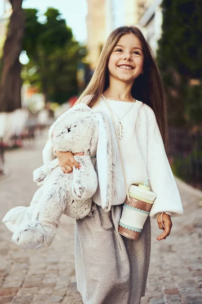 Liten Flicka Modell Poserar Moderiktiga Kläder Strosa Omkring Staden — Stockfoto