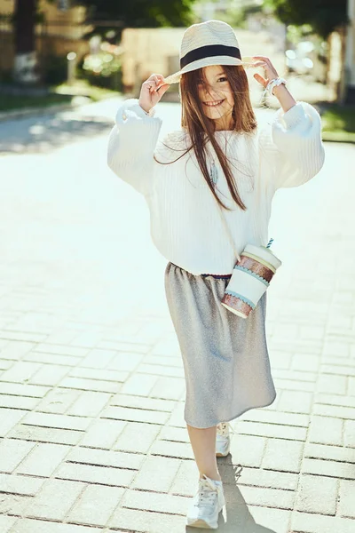 Kleine Meisje Model Modieuze Kleding Wandelen Rond Stad Poseren — Stockfoto