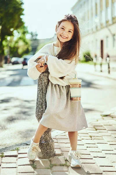 Fiatal Lány Visel Hosszú Ruha Harisnya Modern Cipők Cipők Divat — Stock Fotó