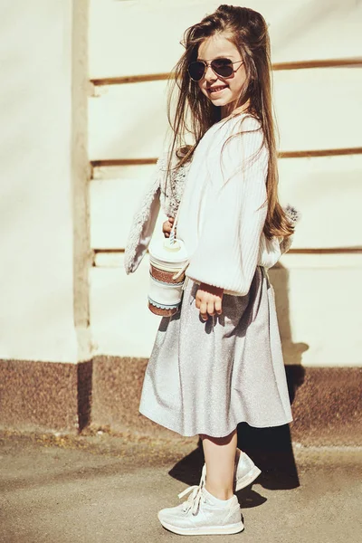 Retrato Moda Niña Que Lleva Vestido Largo Medias Zapatos Deportivos — Foto de Stock