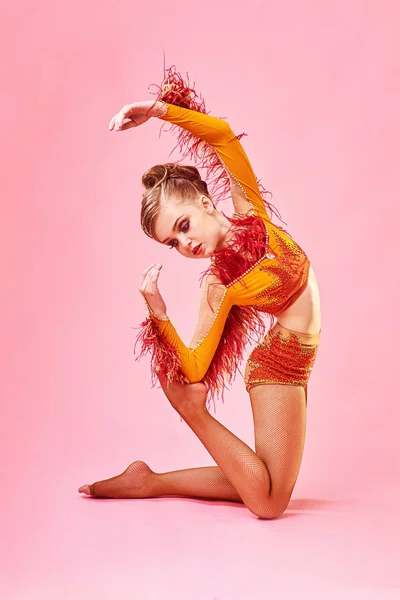 Zeitgenössischer Tanz Führt Ein Kleines Mädchen Einen Komplexen Akrobatischen Tanz — Stockfoto