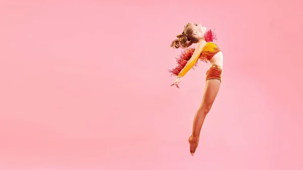 コンテンポ ラリー ダンス 小さな女の子は 複雑なアクロバティックなダンスを実行します 明るいカラフルな背景にモダン ダンス — ストック写真