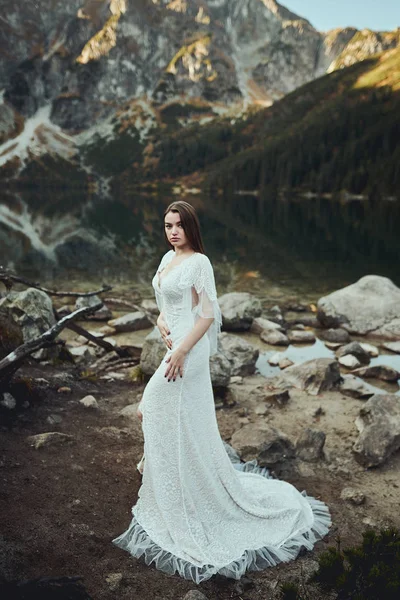 Beautiful Bride Walks Lake Mountains — Stock Photo, Image