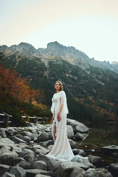 Beautiful Bride Walks Lake Mountains — Stock Photo, Image