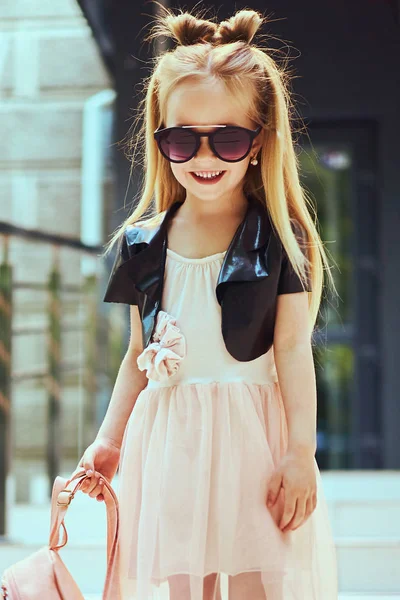 Holčička Dítě Nosí Sluneční Brýle Batoh Stojící Nad Městem Pozadí — Stock fotografie