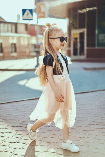 Liten Flicka Barn Bär Solglasögon Och Ryggsäck Stående Över Stad — Stockfoto