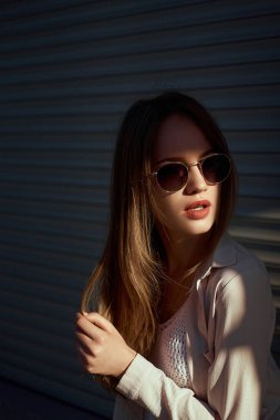 Eski bina yanında durduğunu çanta Trendy genç kadınla. Sokak moda kavramı, gözlüklü. Eski duvarın önünde poz kız