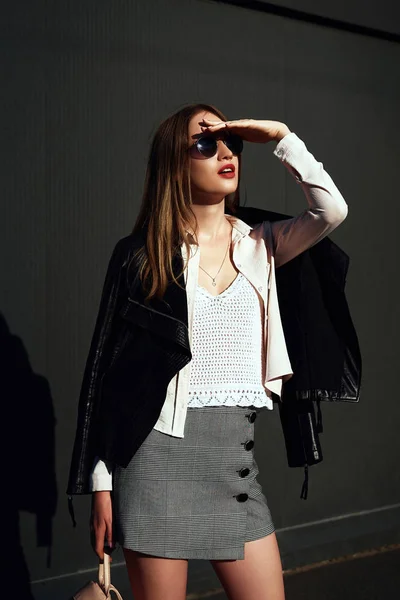 Uma Menina Com Roupas Elegantes Está Andando Cidade Rua Moda — Fotografia de Stock