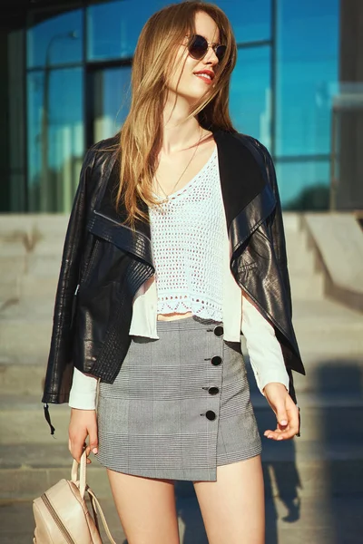 Jeune Femme Branchée Avec Sac Debout Côté Vieil Immeuble Concept — Photo