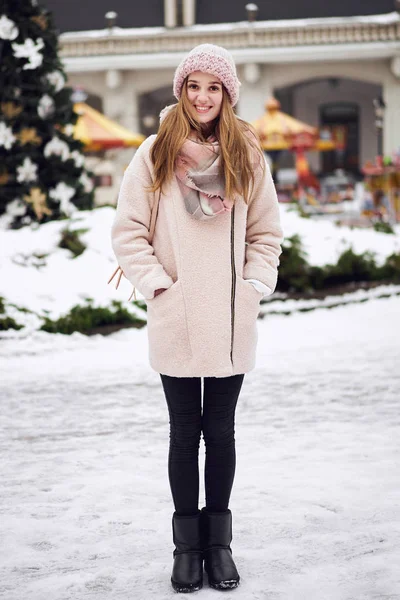 Modèle Portant Des Vêtements Chauds Élégants Jeune Belle Fille Souriante — Photo