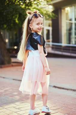 Pembe elbise giyen sevimli bebek kız. Moda portre