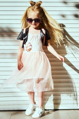 Pembe elbise giyen sevimli bebek kız. Moda portre