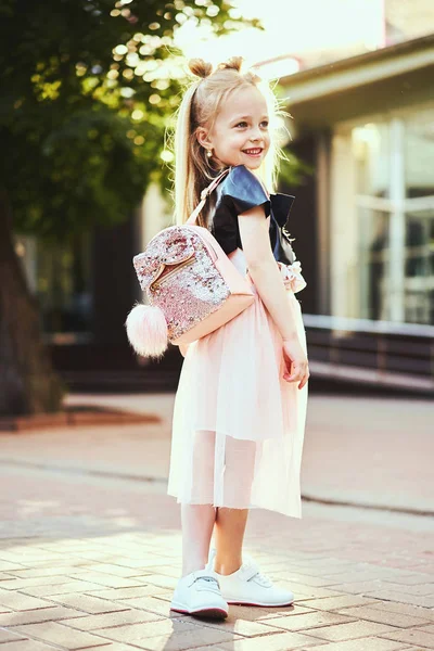 Pembe Elbise Giyen Sevimli Bebek Kız Moda Portre — Stok fotoğraf
