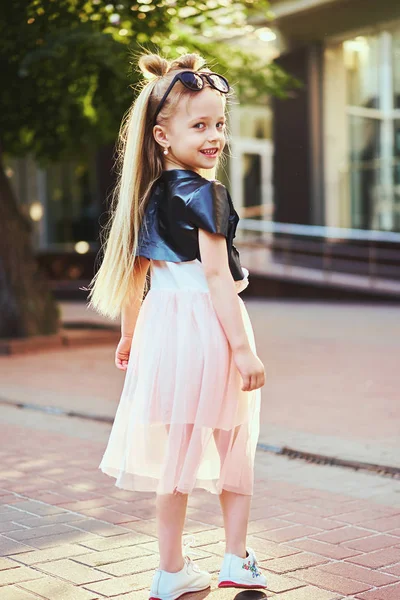 Adorabile Bambina Che Indossa Vestito Rosa Ritratto Moda — Foto Stock