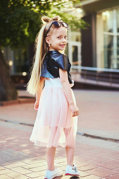 Adorable Niña Pequeña Con Vestido Rosa Retrato Moda —  Fotos de Stock