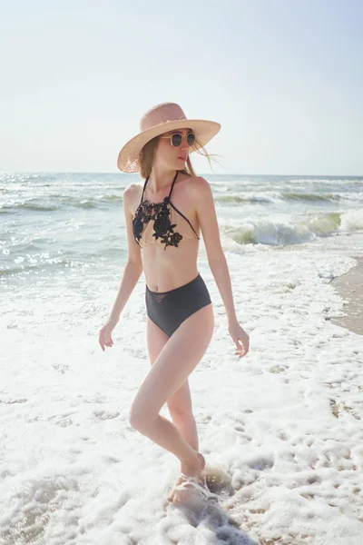 女孩喜欢在海边放松 概念旅行 模型在沙滩上的泳衣日光浴 — 图库照片