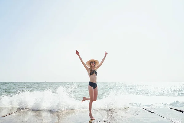 즐기는 해변에 비키니 선글라스와 모자를 구릿빛 모델의 라이프 스타일 초상화 — 스톡 사진