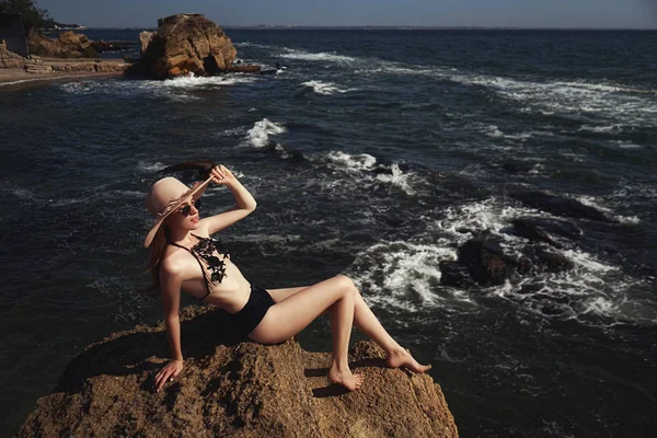 Chica Disfruta Relajarse Cerca Del Océano Viajes Conceptuales Vacaciones Modelo —  Fotos de Stock