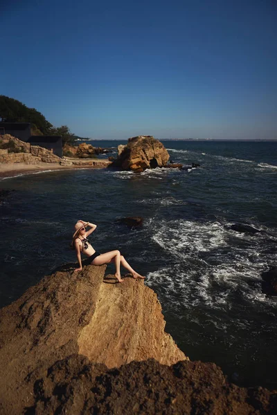 즐기는 해변에 비키니 선글라스와 모자를 구릿빛 모델의 라이프 스타일 초상화 — 스톡 사진