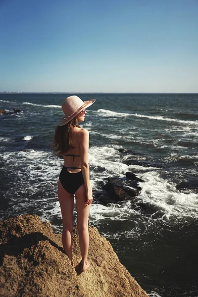 享受生活 微笑着躺在热带岛屿的海滩上 穿着时尚的比基尼 太阳镜和宽边帽 美丽年轻的晒黑模型的夏季生活方式肖像 — 图库照片