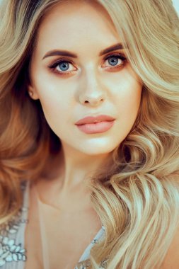 Düğün saç modeli uzun kıvırcık sarı saçlı güzellik bayan ve gelin makyajı. Şehvetli güzel gelin boho tarzı Portresi. Boudoir dantel elbise moda sarışın kadın