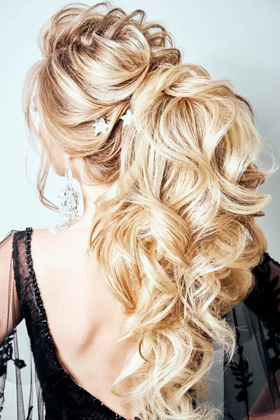 Braut mit schönem Haarstyling im Studio auf weißem Hintergrund. Hochzeitsstimmung und Trend-Frisuren. — Stockfoto