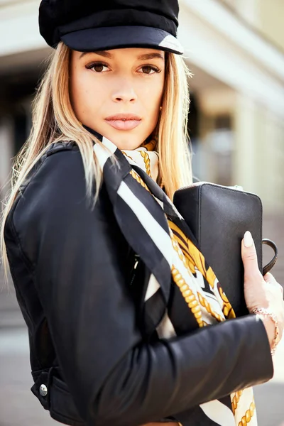 Elegante modelo de retrato de exterior. Moda joven mujer posando fuera en una calle de la ciudad — Foto de Stock