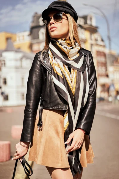 Jeune jolie femme marcher dans la rue avec des lunettes de soleil, temps de jour ensoleillé — Photo