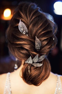 Koltukta oturan Abiye giyen güzel bayan. Güzellik, moda, Vintage, doğal güzellik. Uzun gece elbisesi, çılgın model