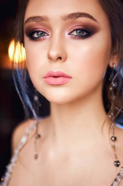 Koltukta oturan Abiye giyen güzel bayan. Güzellik, moda, Vintage, doğal güzellik. Uzun gece elbisesi, çılgın model