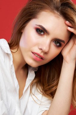 Metin için kopyalama alanı da dahil olmak üzere resim. Kırmızı arka plan üzerinde sürpriz bir görünüm ile genç sarışın kız