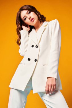 Modaya uygun beyaz ceketli genç zarif kadın