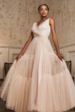 Genç Gelin Pencere kenarında Gülümsüyor