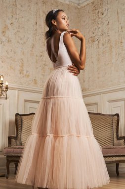 Gelinlik giymiş esmer tenli gelin