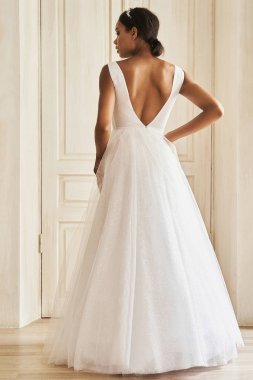 Gelinlik giymiş esmer tenli gelin