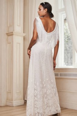 Gelinlik giymiş esmer tenli gelin