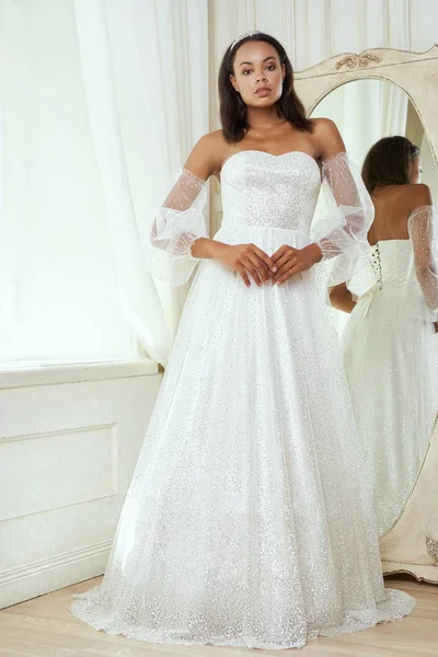 Sposa dalla pelle scura posa in un abito da sposa — Foto Stock