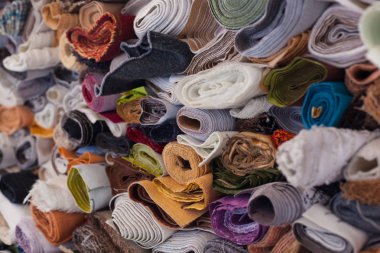 Farklı renkteki rulo katlanmış kumaş birbirinin üstüne katlanmış